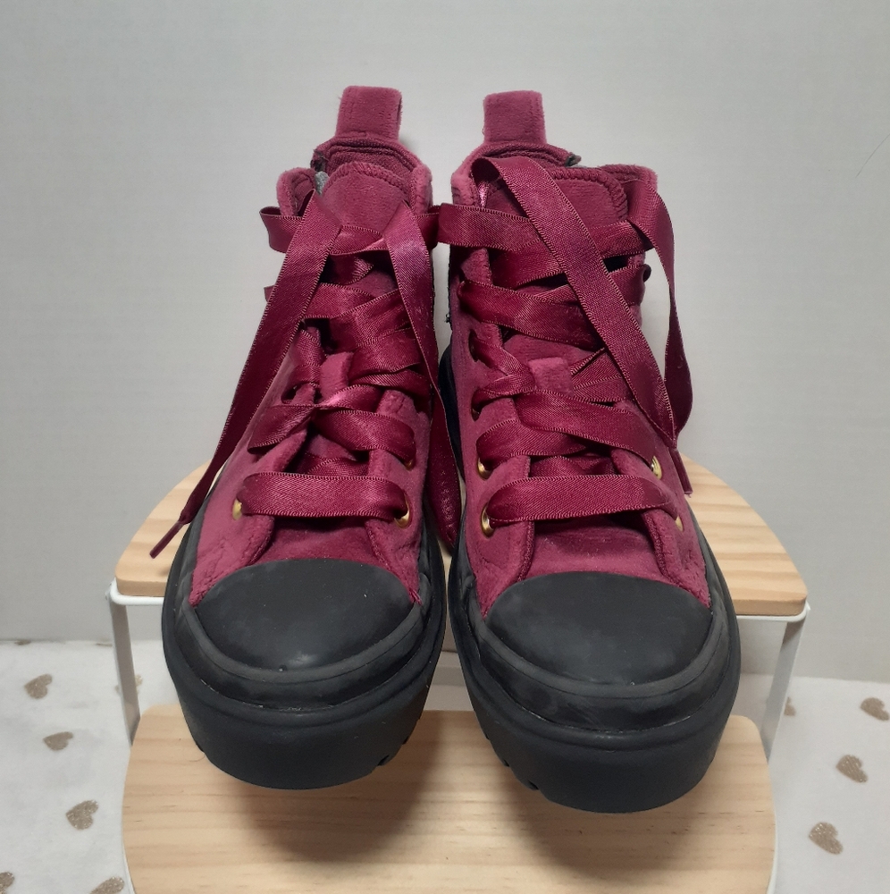 🔥3/$70 🎉S-HP🎉 Converse Girls Hi-Top Sneakers